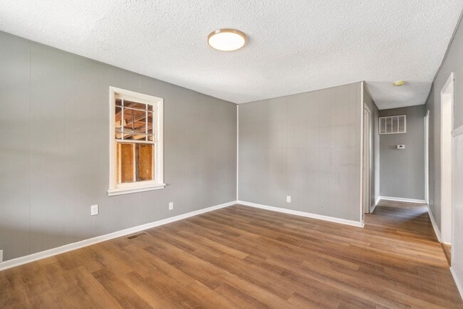 Building Photo - Charming and remodeled 2 Bed | 1 Bath Home...