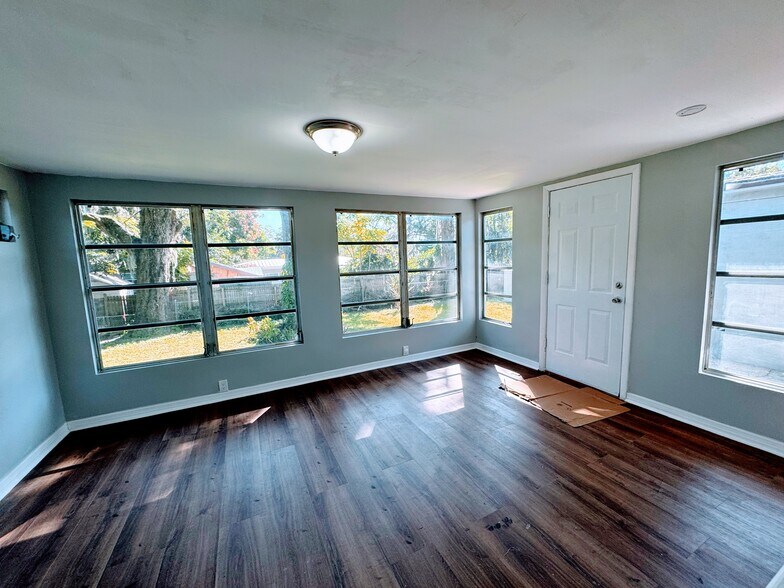 Florida room - 747 Moravon Ave