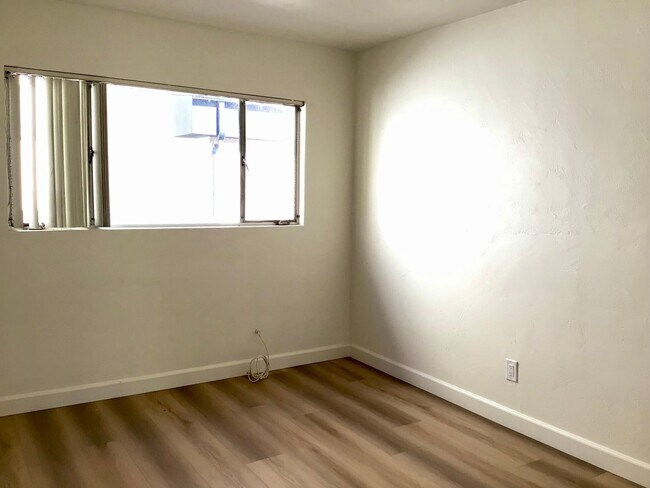 Building Photo - 2BD 1BA Apt Next to USD - Spacious Upstairs Unit, Pet Friendly, 1 Parking Space, No Carpet