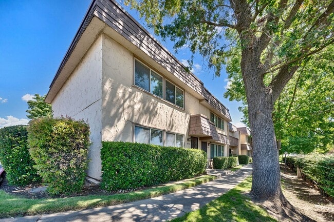 Building Photo - Beautifully Updated 3-Bed Townhome in Carm...