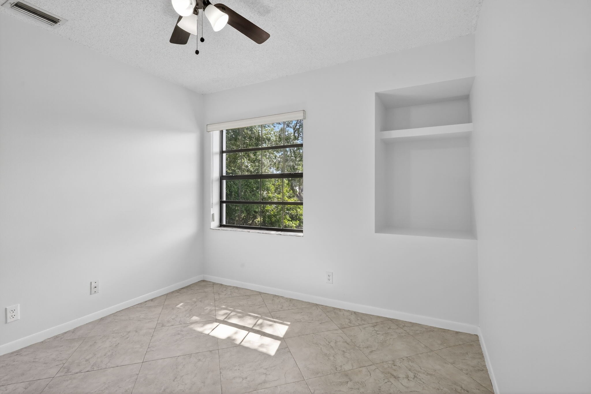 Building Photo - 5475 Verona Dr