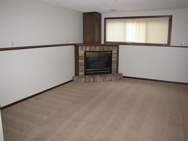 Building Photo - Great location *4Bed*2Bath home in Cottage Grove. Avail NOW.