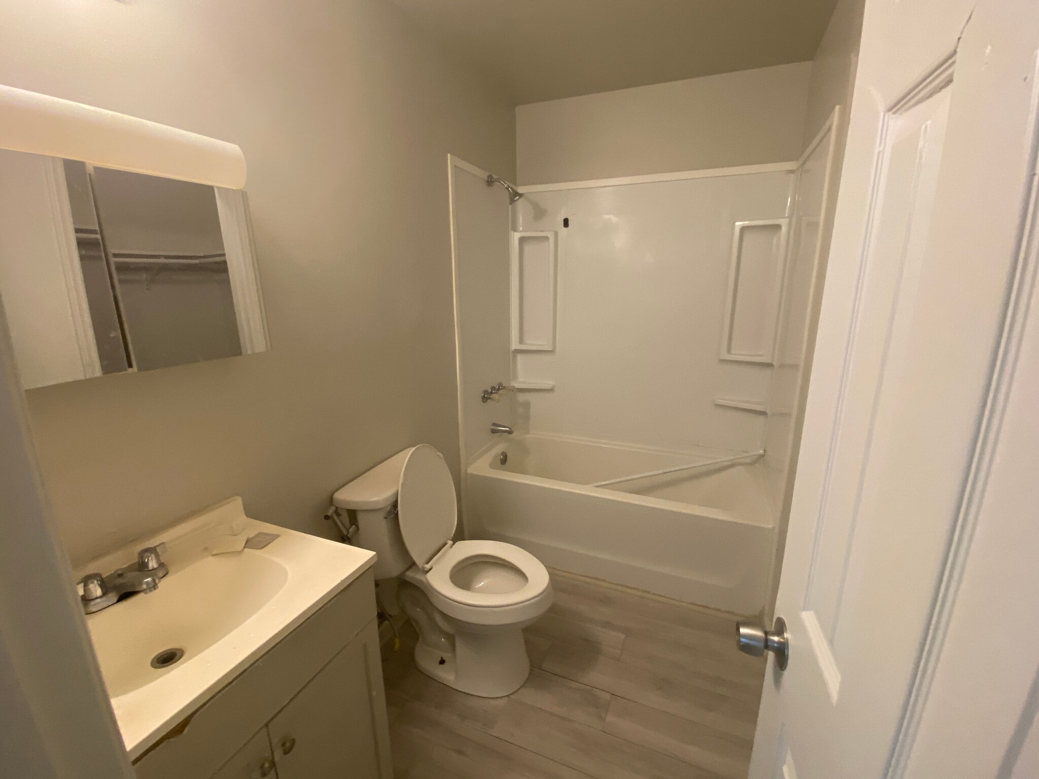 Building Photo - Room in Duplex on Beck St