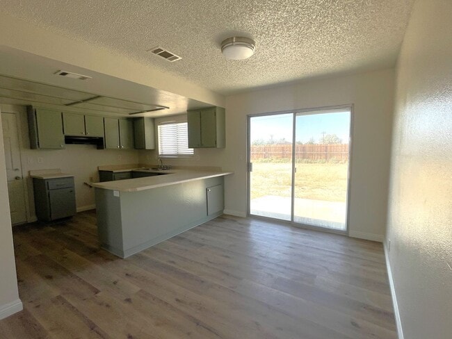 Building Photo - Recently Renovated and Move In Ready!