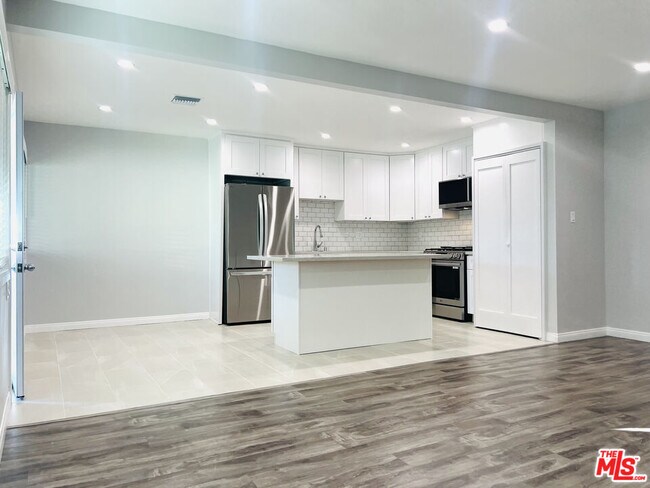 Building Photo - 624 N Toluca Park Dr
