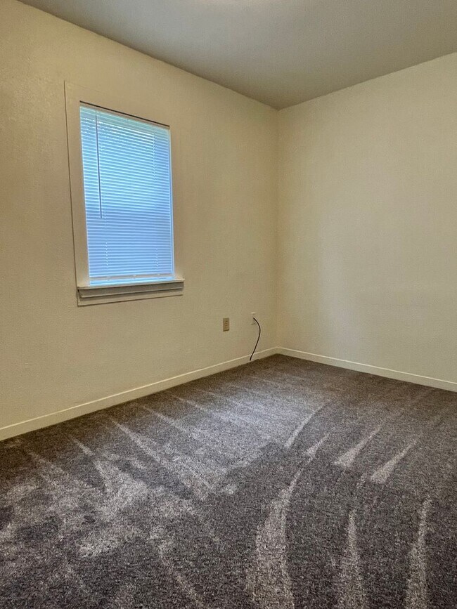 Building Photo - 1321 Tamarack St