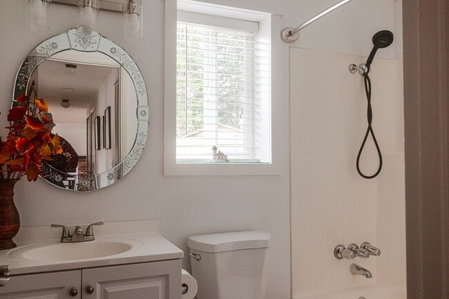 Building Photo - 1205 NW Crosby Ave