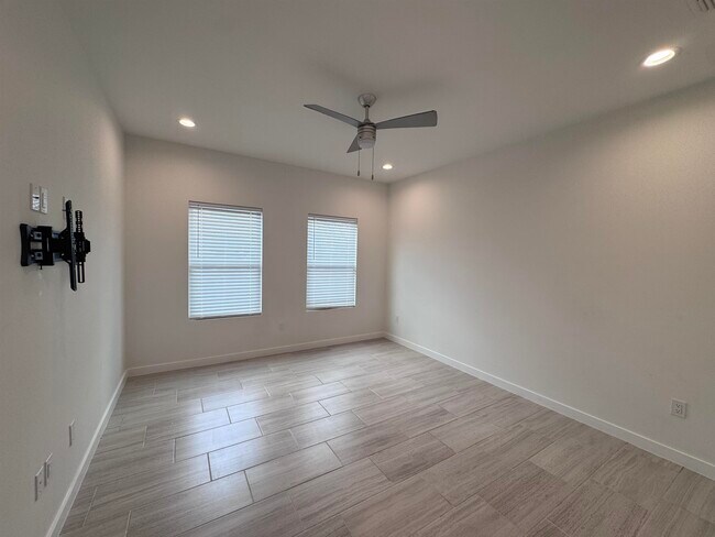 Building Photo - 417 Deer Path Lp