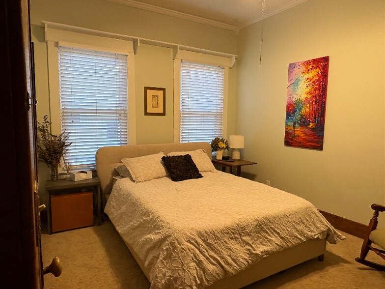 Building Photo - 940 S Cedar St