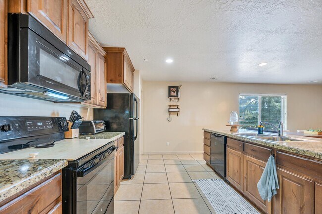 Building Photo - 35 E 150 N