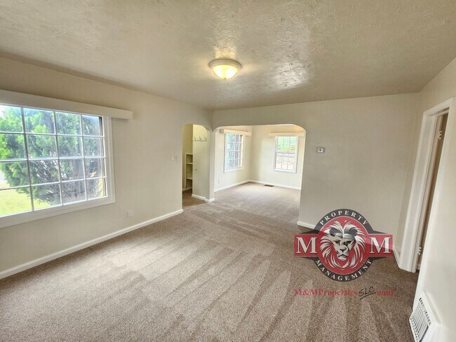 Building Photo - Remodeled 2 Bd 1.5 Ba Home in Sandy