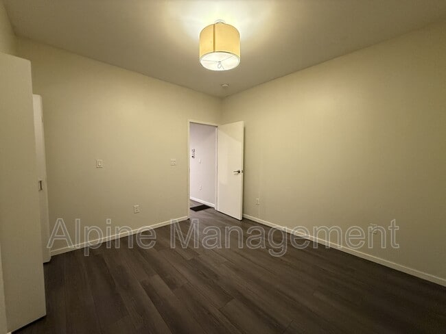 Building Photo - 562 29th St