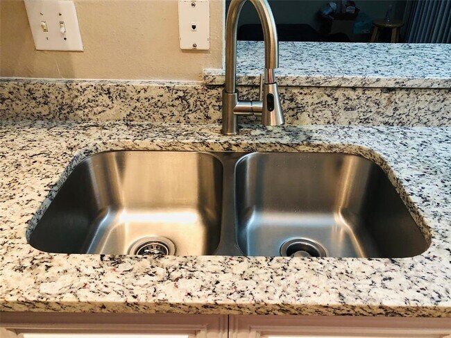 Building Photo - 6000 Shepherd Mountain Cove