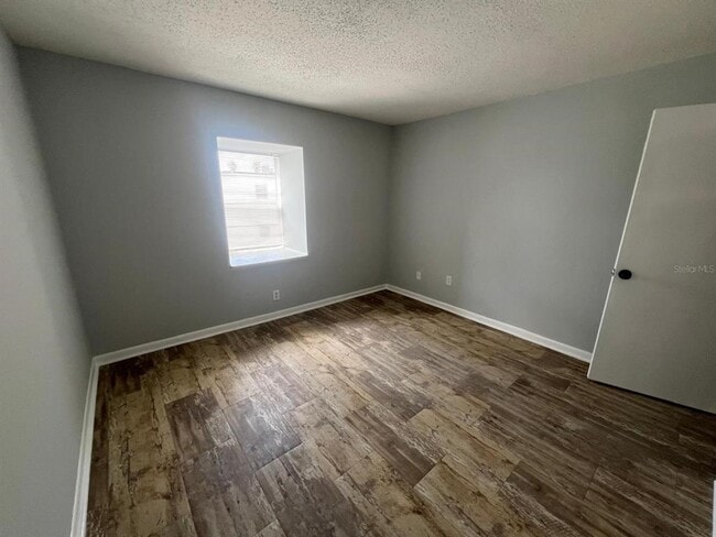 Building Photo - 9122 Tudor Dr
