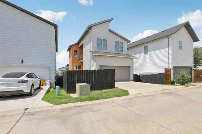 Building Photo - 6013 Florencia Ln