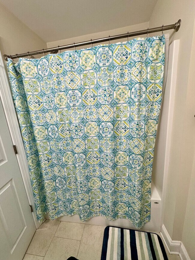 Building Photo - Spacious townhouse for rent in Bluestone H...