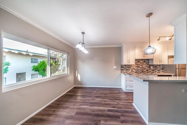 Building Photo - Beautiful Renovated 1 Bedroom Condo with Many Upgrades! Private Balcony! Pool on Site!