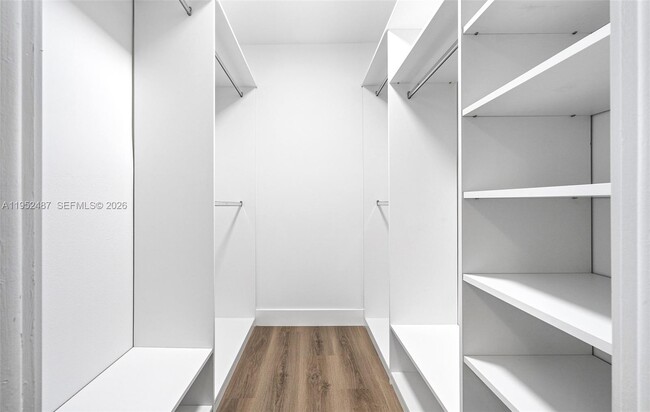 Building Photo - 901 NE 14th Ave