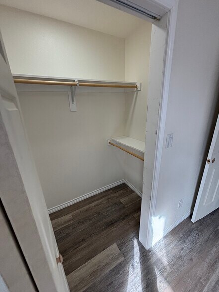 Building Photo - 925 River Rd