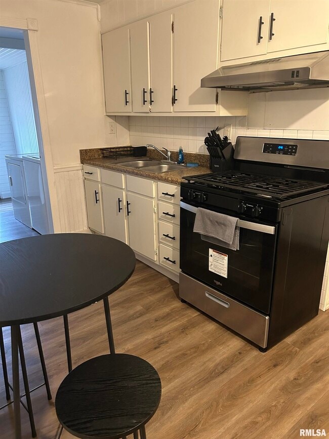 Building Photo - 5106 N Glen Elm Dr