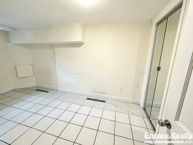 Building Photo - 733 Parker St