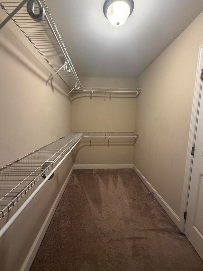 Building Photo - 2850 Foxcroft Cir