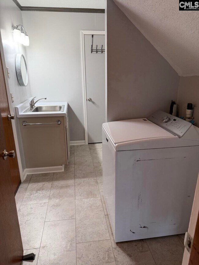 Building Photo - 511 Shady Ln