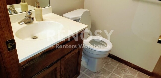 Building Photo - Available July 6th 2 Bedroom 2 Bath Townhome in Woodbury
