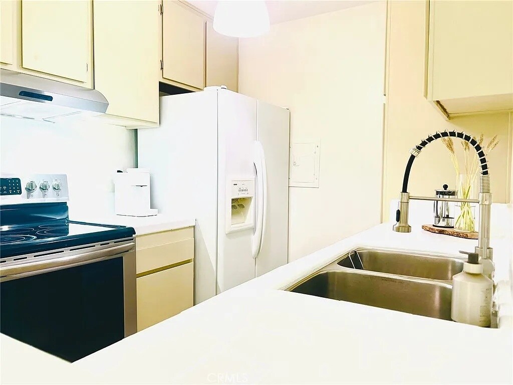 Building Photo - 23515 Lyons Ave