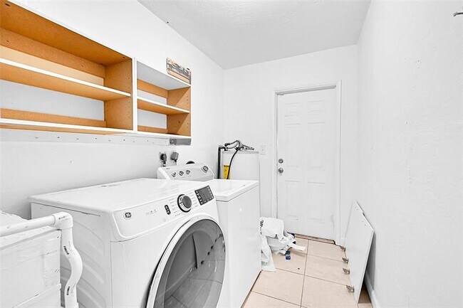 Building Photo - 6421 SW 16th St