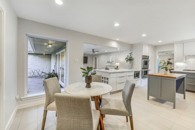 Building Photo - 12326 Old Oaks Dr