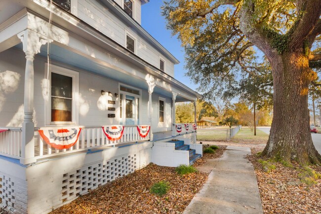 Building Photo - 1110 N Pasteur St