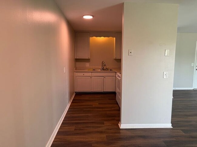 Building Photo - 2 Bedroom Unit was recently renovated. Liv...