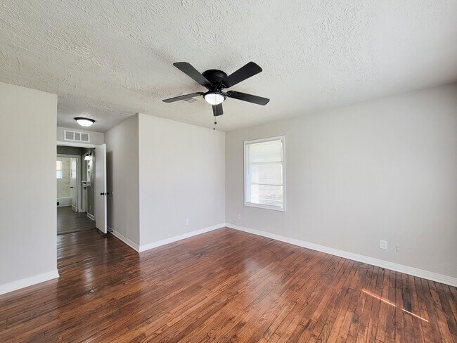 Building Photo - 5815 Southseas St