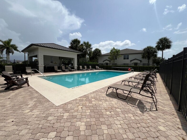 Building Photo - 9068 Gervais Cir