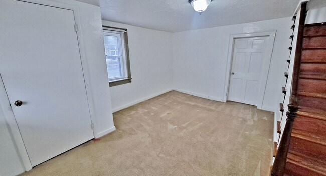 Building Photo - 104 W King St