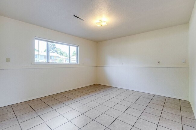 Building Photo - 4 bedroom house close to CSU