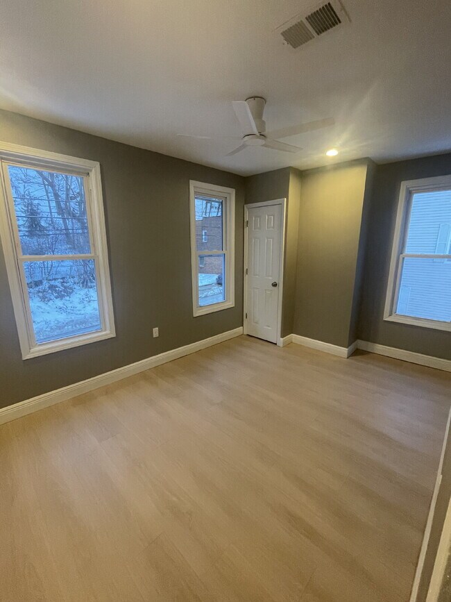 Building Photo - 3 Bedroom Fresh Renovation in Leetsdale!