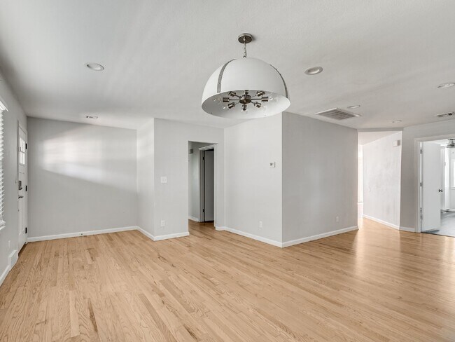 Building Photo - Beautiful Home Just Minutes from the OU Campus!