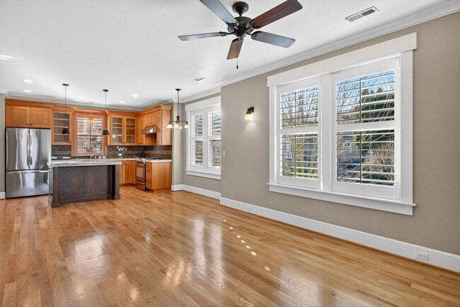 Building Photo - 100 NE Ivy St