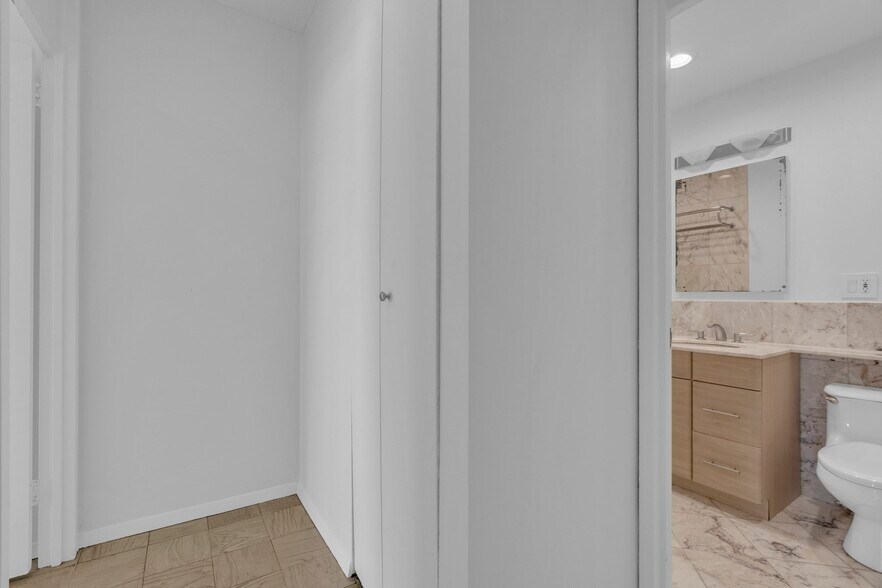 Building Photo - 65 E India Row