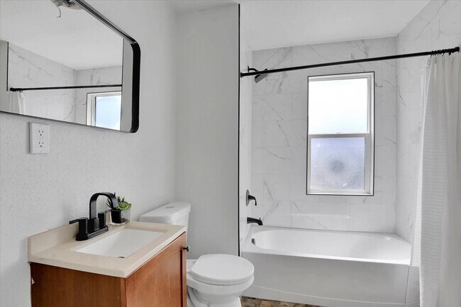 Building Photo - Updated Single Family home for Rent! - 4 Bedroom, 1.5 Bathroom Located in Spokane!