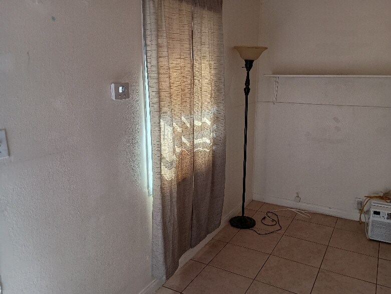 Building Photo - 401 E Fredricks St