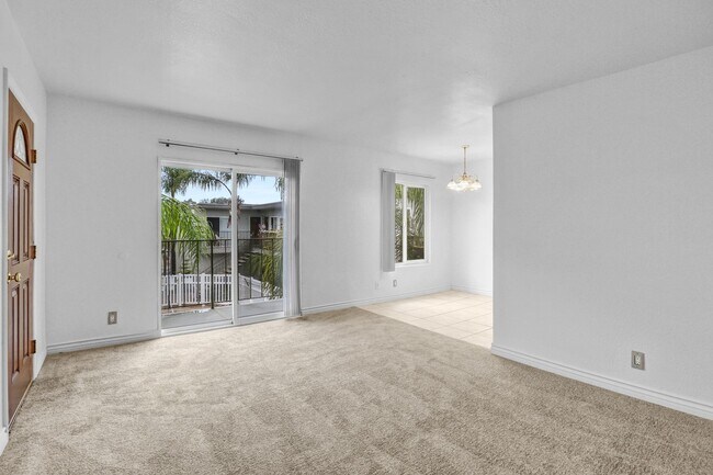 Building Photo - Upstairs 1 Bedroom Condo w/ Parking - Fresh Paint & Carpet!