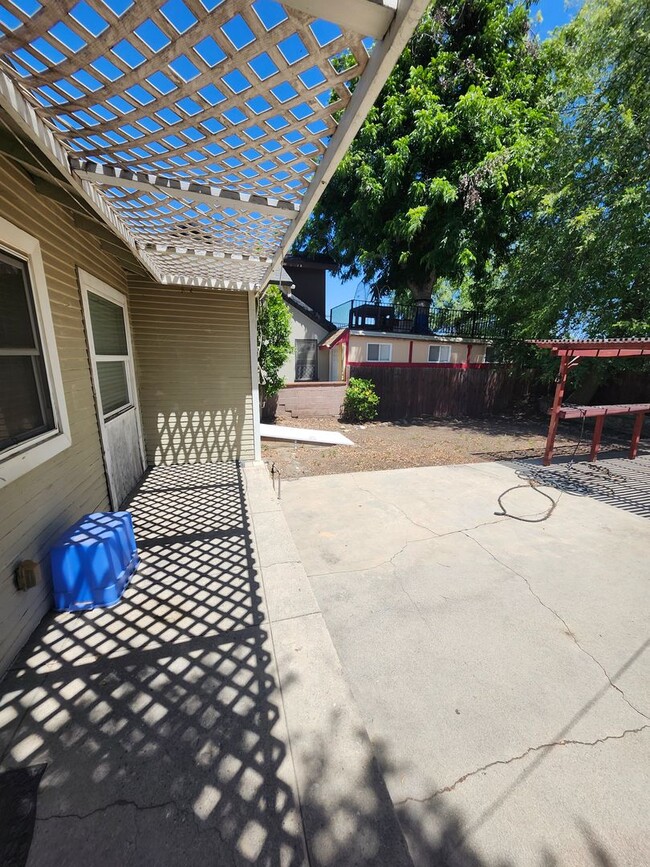 Building Photo - Charming Colonial-Style 2-Bedroom Home in ...