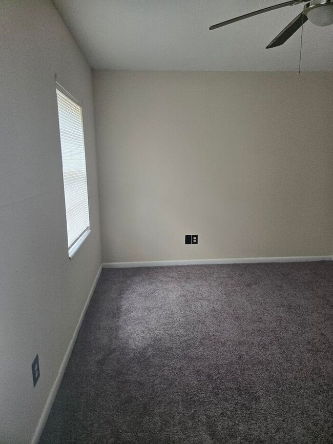 Building Photo - 2bedrooms 1.5 baths Townhome Available Now