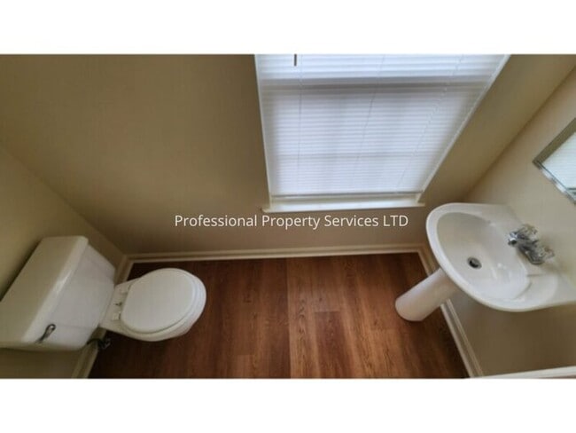 Building Photo - Beautiful 3 Level Garage Townhome Convenient Location!