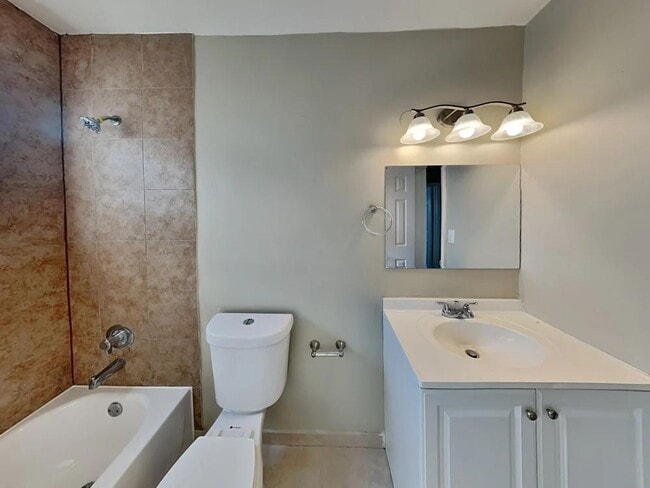 Building Photo - 121 E 67th Way