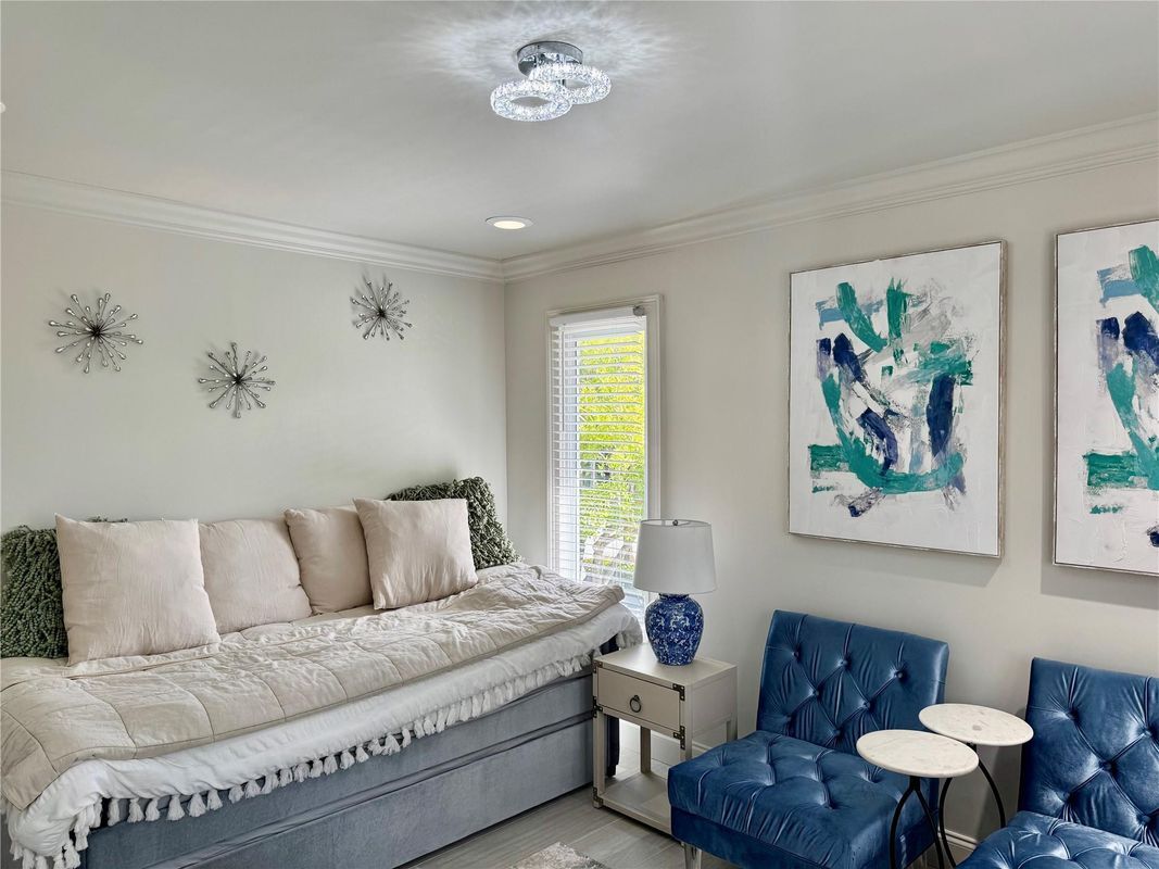 Building Photo - 1010 NE 8th Ave