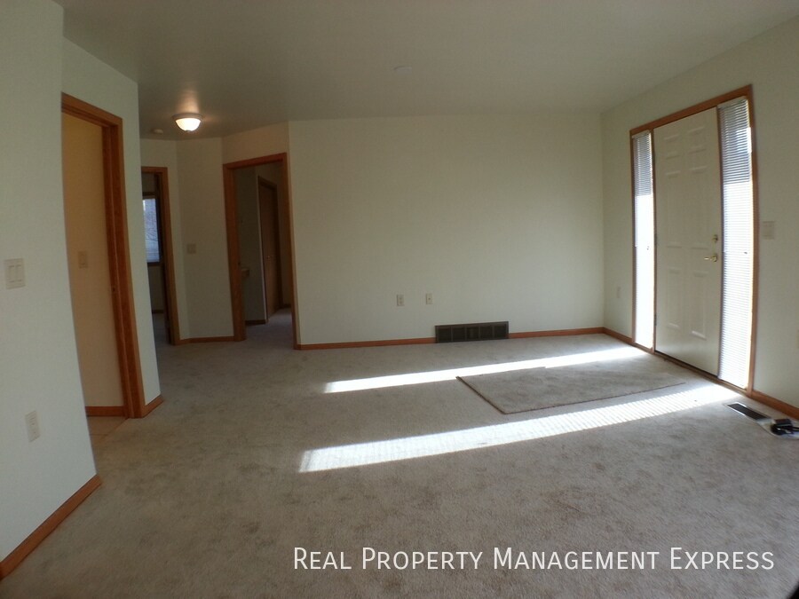 Building Photo - Cozy 2 Bedroom, 1 Bath Twin Home with 2 st...